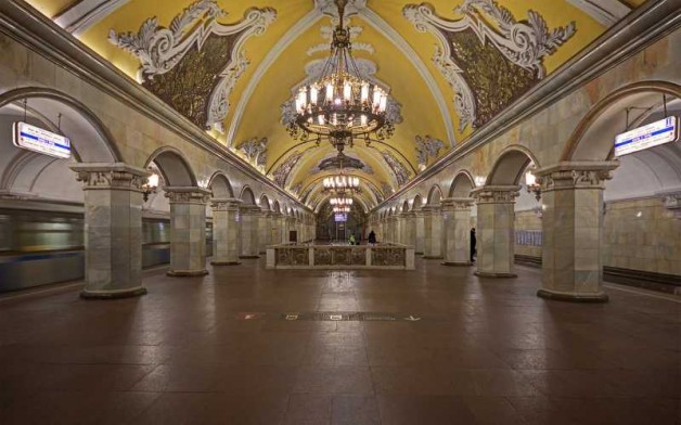 Скромная пассажирка метро