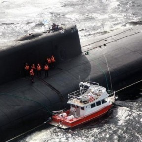 Атомный подводный ракетоносный крейсер пришел на помощь во время шторма